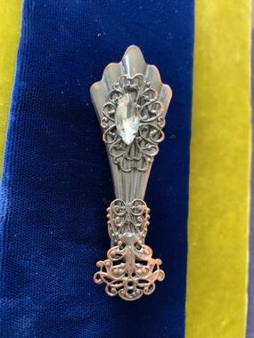 Vintage Ornate Silver-Tone Filigree Brooch with Clear Crystal